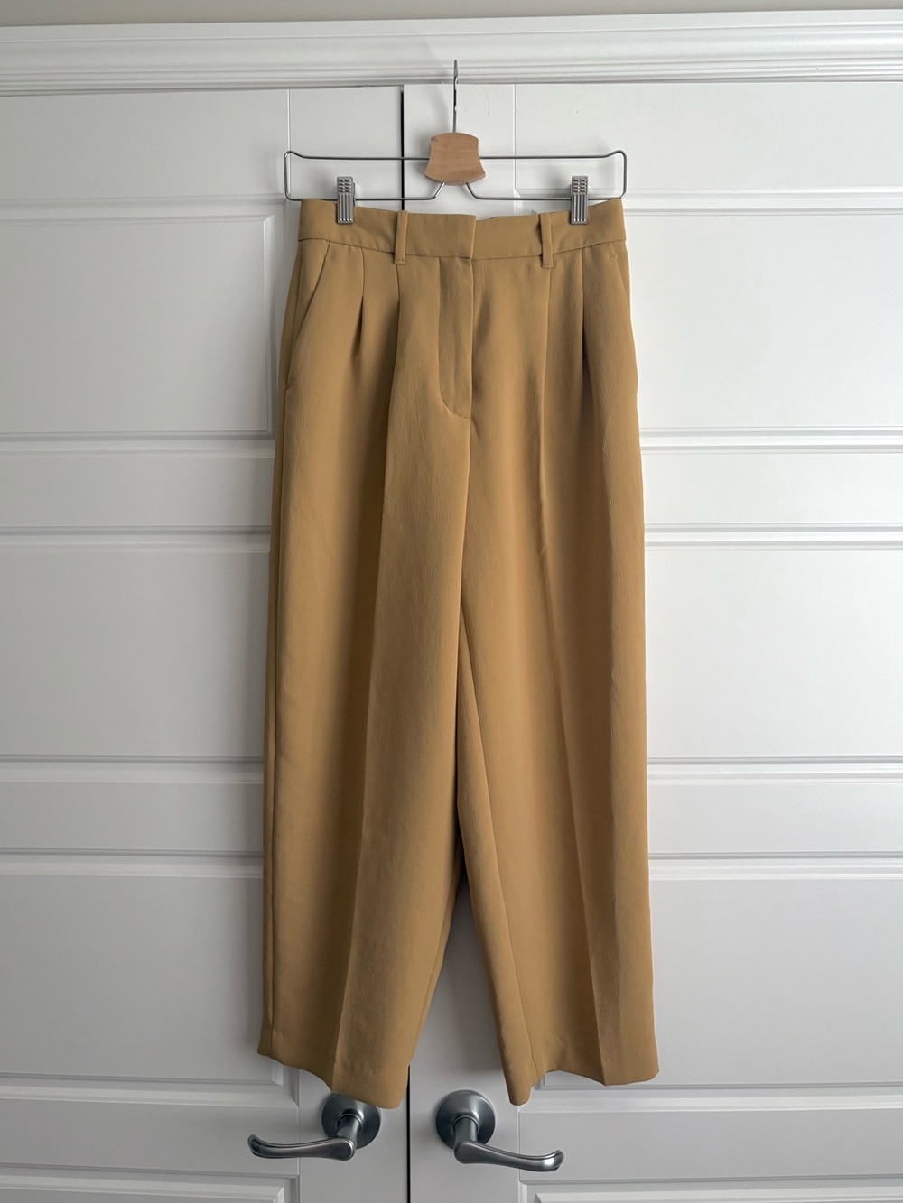NWOT Aritzia Wilfred Carrot Pant